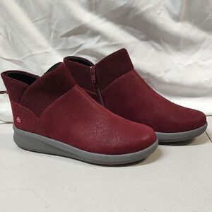 Clarks Women's 7.5W Maroon Ankle Booties - New